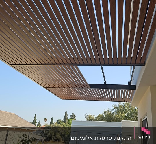 פרגולה מאלומיניום מותקנת בחצר בית